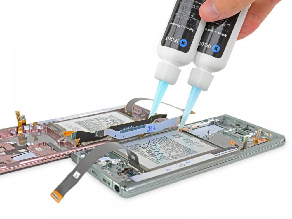 Removing the battery in both Note 20's