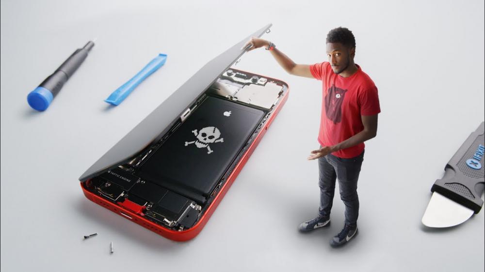 Mini Marques Brownlee opening a phone